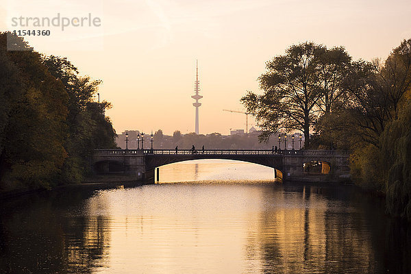 Deutschland  Hamburg  Heinrich-Hertz-Turm bei Sonnenuntergang  Außenalster