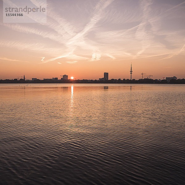 Deutschland  Hamburg  Außenalster bei Sonnenuntergang