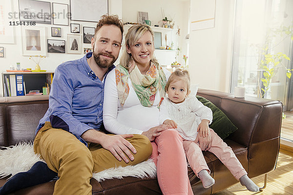 Porträt einer glücklichen Familie im Wohnzimmer