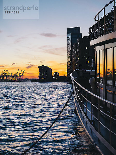 Deutschland  Hamburg  Sonnenuntergang reflektierend im Fenster eines Schiffes