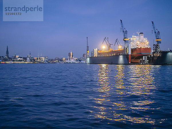 Deutschland  Hamburg  Hafen  Containerschiff im Dock am Abend