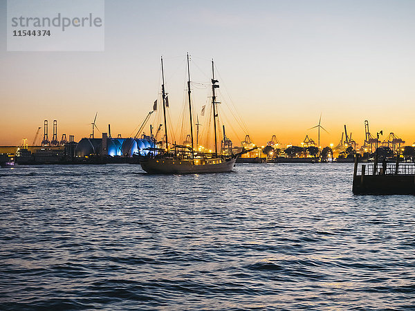 Deutschland  Hamburg  Hafen  Segelschiff am Abend