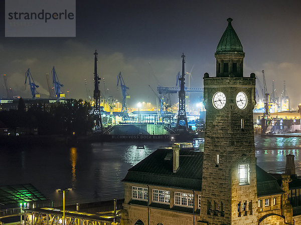 Deutschland  Hamburg  Hamburger Hafen  St. Pauli Anlegestellen  Uhrenturm bei Nacht