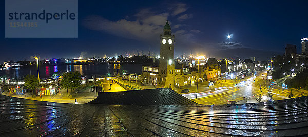 Deutschland  Hamburg  Hamburger Hafen  St. Pauli Anlegestellen an der Elbe bei Nacht