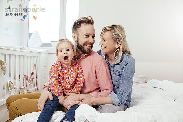 Porträt einer glücklichen Familie im Schlafzimmer