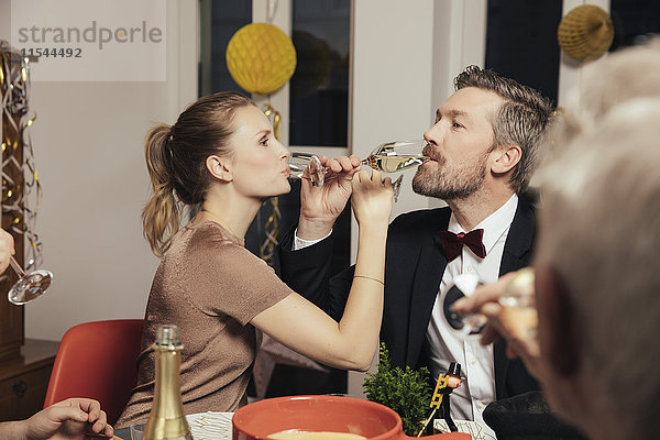 Ein Paar trinkt auf eine enge Freundschaft an Silvester.
