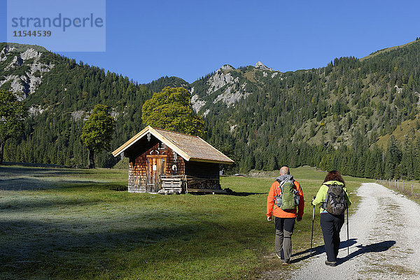 Österreich  Tirol  Karwendel  Wanderer im Rohnertal