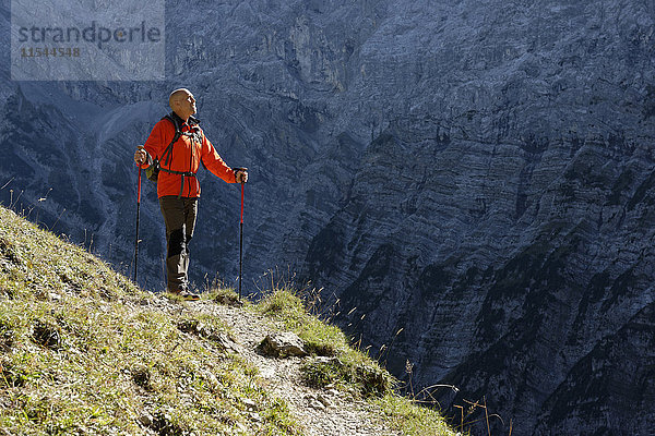 Österreich  Tirol  Karwendel  Wanderer unterwegs