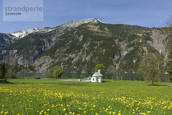 Österreich  Tirol  Leuchtturm und Seehofkapelle am Achensee in alpiner Landschaft