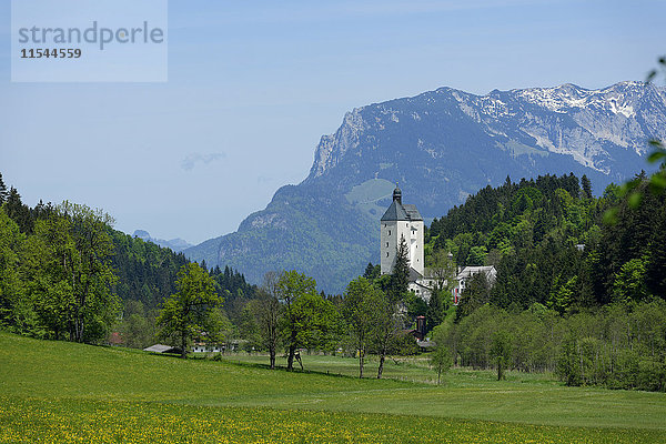 Österreich  Tirol  Inntal  Kreis Kufstein  Mariastein mit Wallfahrtskirche und Bergfried