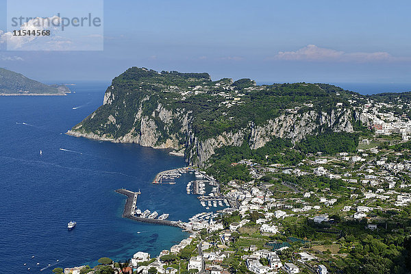 Italien  Kampanien  Golf von Neapel  Capri  Blick von Anacapri auf Marina Grande und Capri  Via Axel Munthe
