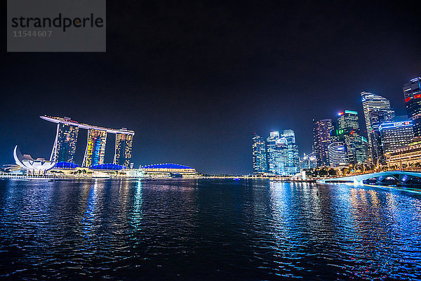 Singapur  Blick auf Marina Bay Sands Hotel und Hochhäuser bei Nacht