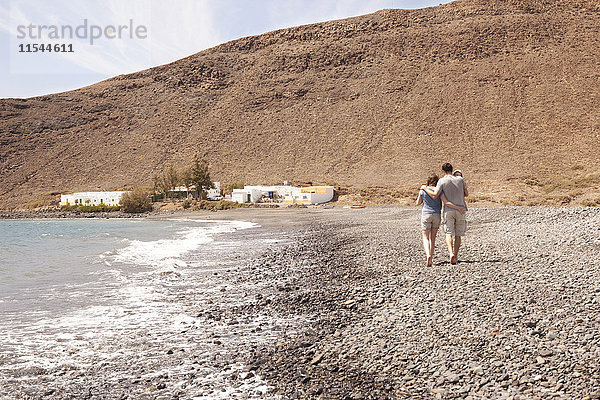 Spanien  Fuerteventura  Paar mit Babyspaziergang am Strand