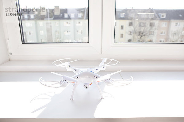 Weiße Drohne auf einer Fensterbank