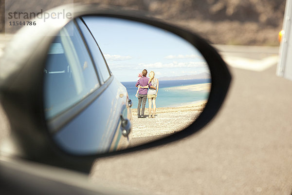 Spanien  Fuerteventura  Jandia  Spiegelung der Familie an der Küste im Außenspiegel eines Autos