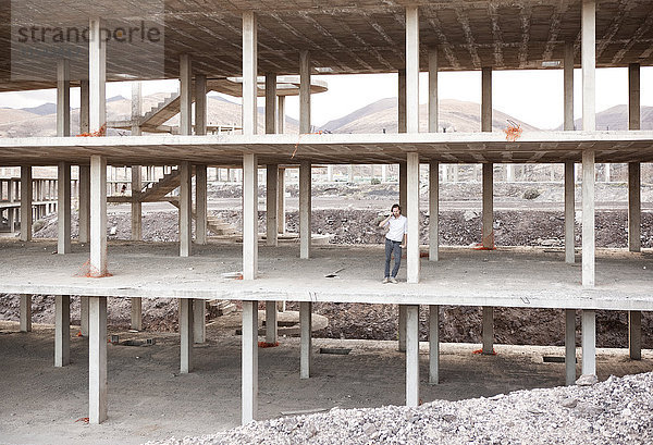 Spanien  Fuerteventura  Jandia  Architekt im Rohbau stehend