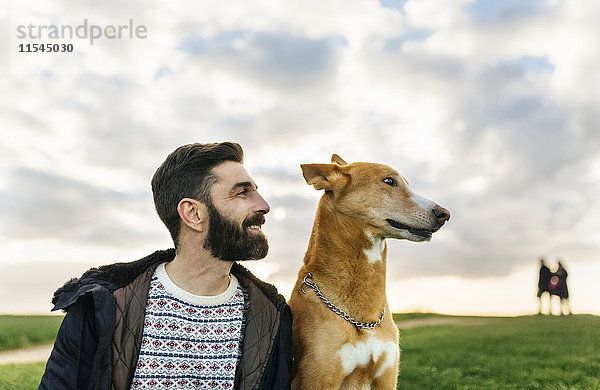 Porträt von Bart und Hund auf einer Wiese