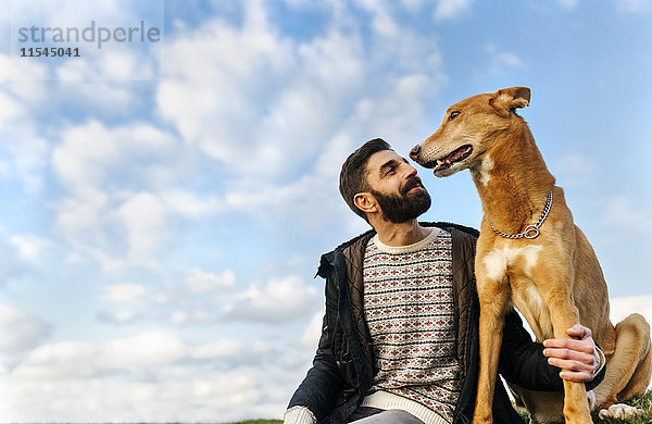 Porträt eines glücklichen Mannes mit seinem Hund