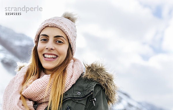 Spanien  Asturien  Porträt der glücklichen jungen Frau in den verschneiten Bergen