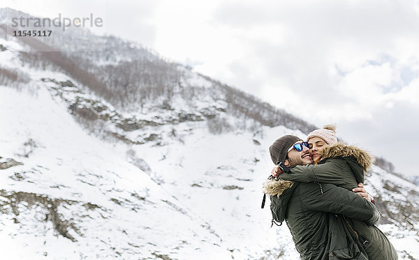 Spanien  Asturien  Paare umarmen sich in den verschneiten Bergen