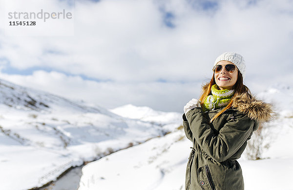 Spanien  Asturien  lächelnde junge Frau in verschneiten Bergen