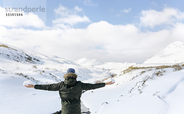 Spanien  Asturien  Mann in verschneiten Bergen