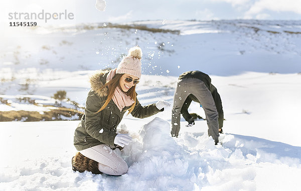 Spanien  Asturien  Paar beim Spielen im Schnee