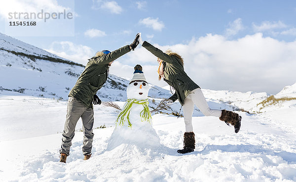 Spanien  Asturien  Paar mit Schneemann