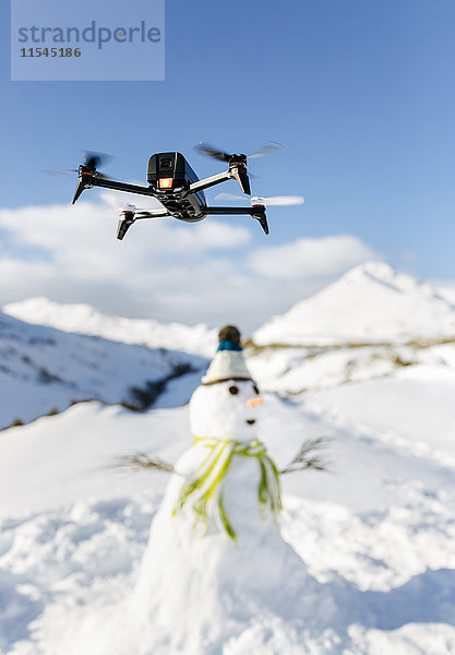 Spanien  Asturien  Drohnenflug in verschneiten Bergen