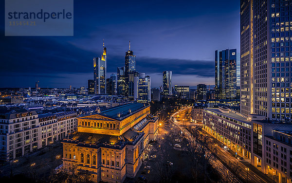 Deutschland  Hessen  Frankfurt  Bankenviertel und alte Oper am Abend