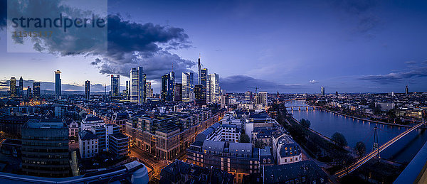 Deutschland  Frankfurt  Main  Skyline des Finanzbezirks am Abend