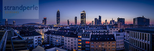 Deutschland  Frankfurt  Skyline des Finanzbezirks am Abend