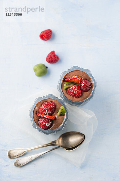 Gläser Mousse au Chocolat garniert mit Himbeeren  Erdbeeren und Kiwi