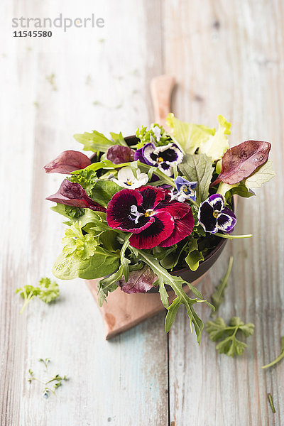Schüssel Blattsalat mit essbaren Blumen