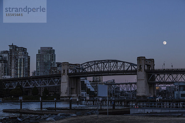 Kanada  Vancouver  Brücken nach Granville Island bei Nacht  Mond