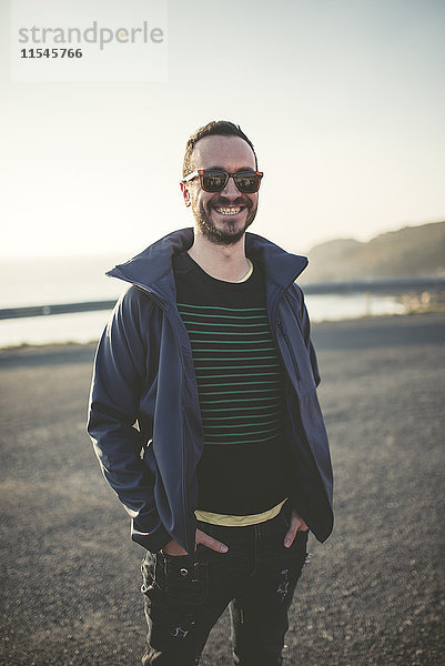 Porträt eines lächelnden Mannes mit Sonnenbrille