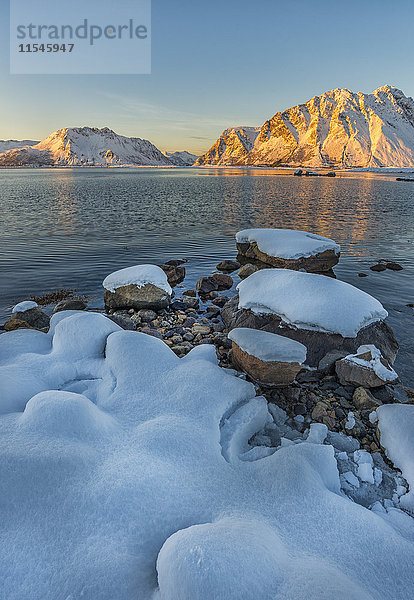 Norwegen  Lofoten  Sonnenuntergang am Fjord