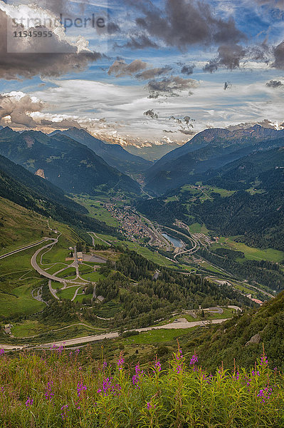 Schweiz  Gotthardpass  Blick ins Tal