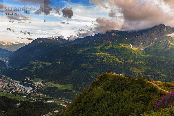 Schweiz  Gotthardpass  Schweizer Alpen bei Sonnenuntergang im Sommer