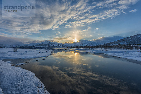 Norwegen  Fjord im Winter bei Sonnenuntergang