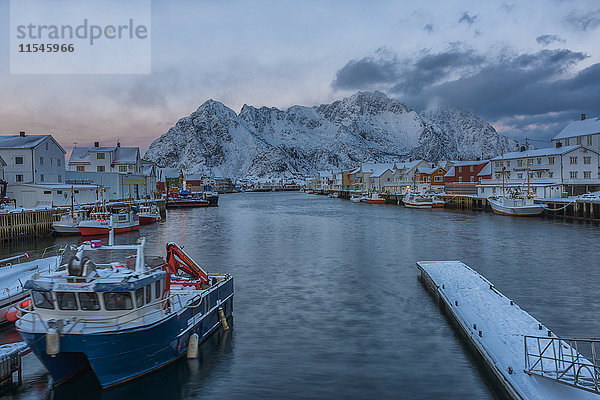 Norwegen  Lofoten  Henningsvajer Stadt bei Sonnenuntergang im Winter