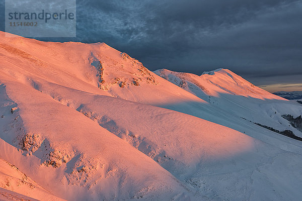 Italien  Umbrien  Nationalpark Monti Sibillini  Sonnenuntergang am Berg Redentore im Winter