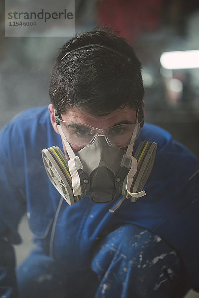 Portrait eines Bauarbeiters mit Schutzmaske