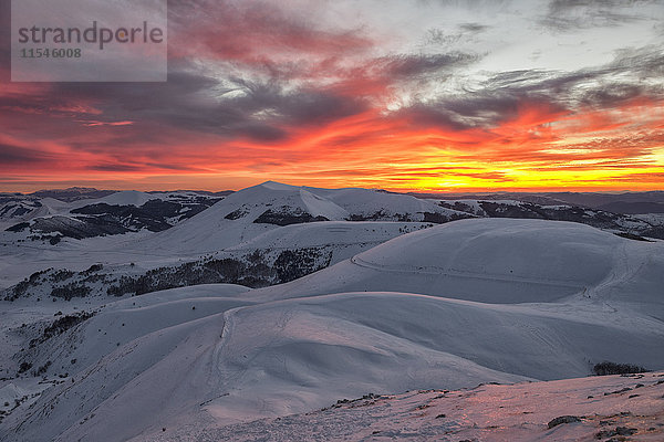 Italien  Umbrien  Nationalpark Monti Sibillini  Sonnenuntergang am Apennin im Winter