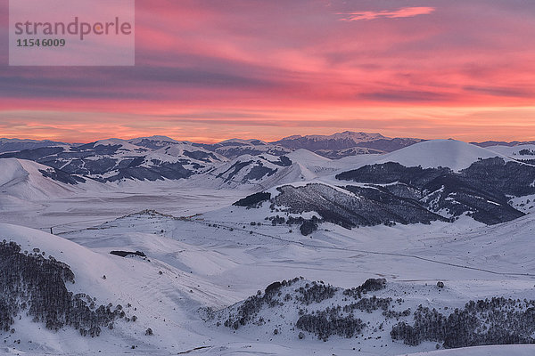 Italien  Umbrien  Nationalpark Monti Sibillini  Sonnenuntergang auf dem Plateau Piano Grande von Castelluccio di Norcia im Winter