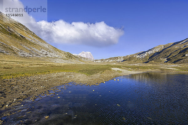 Italien  Abruzzen  Gran Sasso und Monti della Laga Nationalpark  Berg Corno Grande und Petranzoni See auf dem Plateau Campo Imperatore