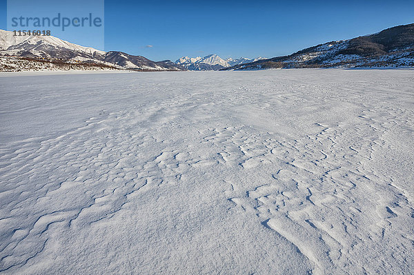 Italien  Abruzzen  Gran Sasso und Monti della Laga Nationalpark  Campotosto-See im Winter komplett zugefroren.