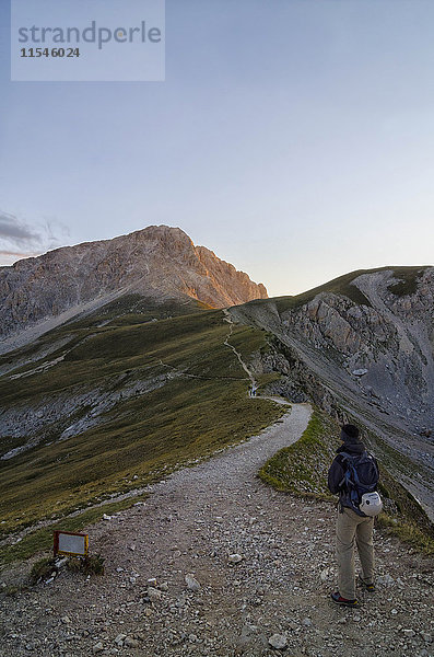 Italien  Abruzzen  Gran Sasso und Monti della Laga Nationalpark  Wanderer auf dem Weg zum Gipfel des Corno Grande