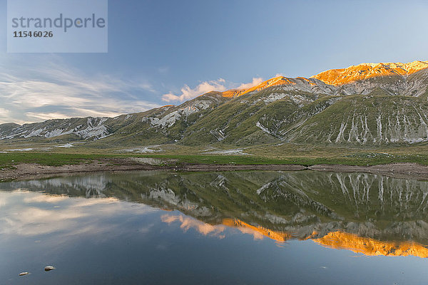 Italien  Abruzzen  Gran Sasso und Monti della Laga Nationalpark  Plateau Campo Imperatore  Reflexion am Petranzoni-See bei Sonnenuntergang