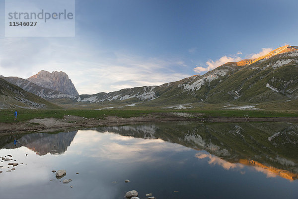 Italien  Abruzzen  Gran Sasso und Monti della Laga Nationalpark  Plateau Campo Imperatore  Corno Grande Gipfel spiegelt sich im Petranzoni See bei Sonnenuntergang.